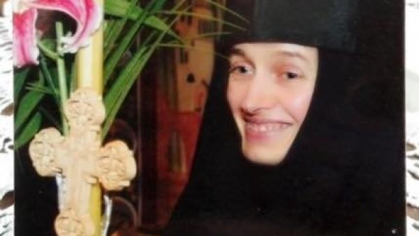 АНЂЕО МЕЂУ ЉУДИМА СЕ ВИНУО У НЕБЕСА: Сахрањена монахиња која је трагично настрадала у саобраћајној несрећи (ФОТО) АНЂЕО МЕЂУ ЉУДИМА СЕ ВИНУО У НЕБЕСА: Сахрањена монахиња која је трагично настрадала у саобраћајној несрећи (ФОТО)