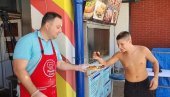 УШТИПЦИ ЗА ЂАКЕ: Мирослав Чучковић лично спремио ужину за децу на купалишту УШТИПЦИ ЗА ЂАКЕ: Мирослав Чучковић лично спремио ужину за децу на купалишту