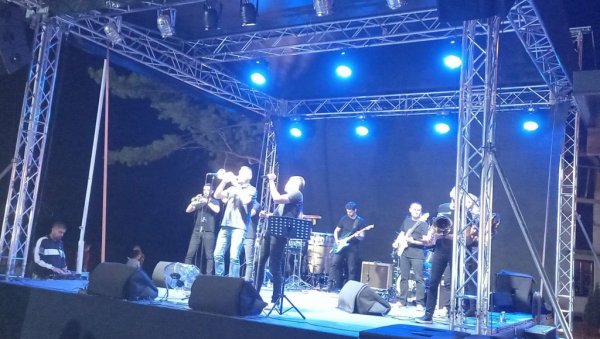 САБОРАШИ У ВРТЛОГУ ЕМОЦИЈА: Љути окршај за Златну трубу коју Новости додељују већ 57 година (ФОТО) САБОРАШИ У ВРТЛОГУ ЕМОЦИЈА: Љути окршај за Златну трубу коју Новости додељују већ 57 година (ФОТО)