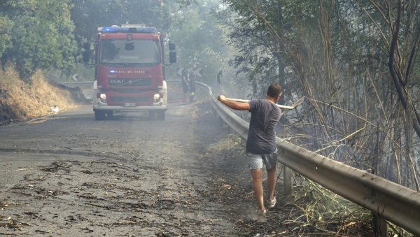 СИЦИЛИЈА ГОРИ: Забележена највиша температура икада у Европи (ФОТО) СИЦИЛИЈА ГОРИ: Забележена највиша температура икада у Европи (ФОТО)