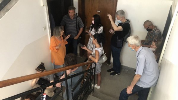 ПРИНУДНО ИСЕЉЕЊЕ СЛИКАРКЕ ДРАГАНЕ МИЛИСАВЉЕВИЋ: Извршитељи други пут долазе на врата пензионерке у Цвијићевој 79 ПРИНУДНО ИСЕЉЕЊЕ СЛИКАРКЕ ДРАГАНЕ МИЛИСАВЉЕВИЋ: Извршитељи други пут долазе на врата пензионерке у Цвијићевој 79