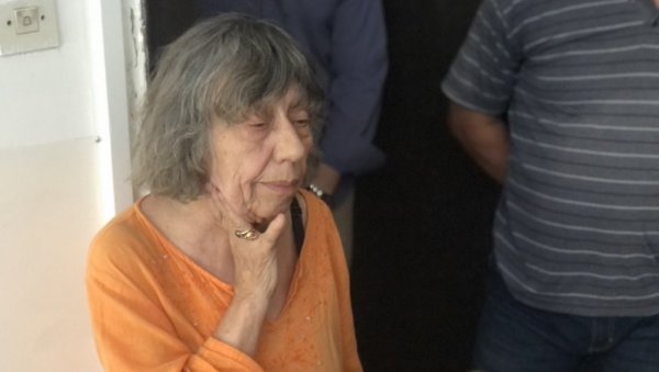 ДРАГАНА (80) ОСТАЈЕ У ЦВИЈИЋЕВОЈ: Први покушај исељења безуспешан, извршитељи одустали ДРАГАНА (80) ОСТАЈЕ У ЦВИЈИЋЕВОЈ: Први покушај исељења безуспешан, извршитељи одустали