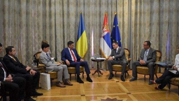 ЦЕНТАР ЗА ОБУКУ ПИЛОТА: Министар Ружић разговарао са колегама из Украјине ЦЕНТАР ЗА ОБУКУ ПИЛОТА: Министар Ружић разговарао са колегама из Украјине