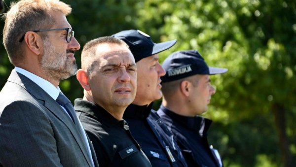 МИНИСТАР ВУЛИН: У тренуцима када треба штитити своју земљу и народ рачуна се воља, жеља и обука (ФОТО) МИНИСТАР ВУЛИН: У тренуцима када треба штитити своју земљу и народ рачуна се воља, жеља и обука (ФОТО)