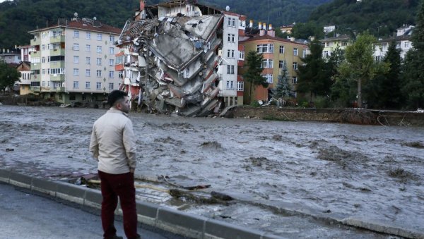 ПОСЛЕ ВАТРЕ ПОПЛАВЕ: У Турској вода однела 11 живота, још једна особа нестала ПОСЛЕ ВАТРЕ ПОПЛАВЕ: У Турској вода однела 11 живота, још једна особа нестала