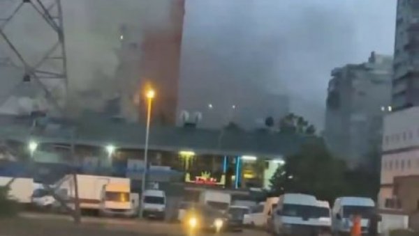 СНИМАК ПОЖАРА У БЛОКУ 70: Кинески тржни центар у пламену, шири се густ дим (ВИДЕО) СНИМАК ПОЖАРА У БЛОКУ 70: Кинески тржни центар у пламену, шири се густ дим (ВИДЕО)