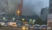 СНИМАК ПОЖАРА У БЛОКУ 70: Кинески тржни центар у пламену, шири се густ дим (ВИДЕО) СНИМАК ПОЖАРА У БЛОКУ 70: Кинески тржни центар у пламену, шири се густ дим (ВИДЕО)