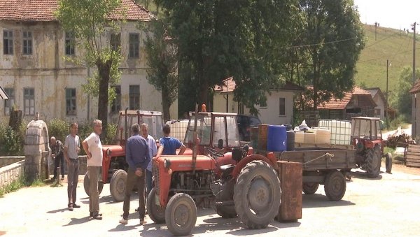 ЖЕЂ ПРЕЛИЛА ЧАШУ: Сточари подјаворских села најављују блокаду Магистрале ка црногорском приморју ЖЕЂ ПРЕЛИЛА ЧАШУ: Сточари подјаворских села најављују блокаду Магистрале ка црногорском приморју