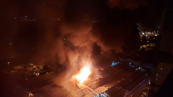 ЕКСПЛОЗИЈА НА НОВОМ БЕОГРАДУ: Детаљи пожара у тржном центру - Инсталације су велики проблем (ВИДЕО) ЕКСПЛОЗИЈА НА НОВОМ БЕОГРАДУ: Детаљи пожара у тржном центру - Инсталације су велики проблем (ВИДЕО)