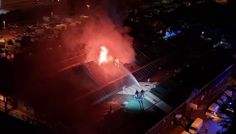 НОВЕ ДЕТОНАЦИЈЕ НА НОВОМ БЕОГРАДУ: Пожар се шири, 63 ватрогасца са 22 возила бије битку са пламеном (ФОТО/ВИДЕО) НОВЕ ДЕТОНАЦИЈЕ НА НОВОМ БЕОГРАДУ: Пожар се шири, 63 ватрогасца са 22 возила бије битку са пламеном (ФОТО/ВИДЕО)
