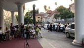 ПРОТЕСТ РАДНИКА ВЕКТРА БОКЕ: Одбор директора запретио тужбама уместо да исплати дугове ПРОТЕСТ РАДНИКА ВЕКТРА БОКЕ: Одбор директора запретио тужбама уместо да исплати дугове