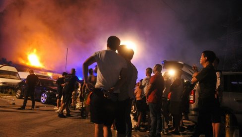 ВАТРОГАСЦИ ИЗБАЦУЈУ ПЛИШАНЕ ГРАЧКЕ: Тужна сцена испред кинеског тржног центра који гори (ВИДЕО) ВАТРОГАСЦИ ИЗБАЦУЈУ ПЛИШАНЕ ГРАЧКЕ: Тужна сцена испред кинеског тржног центра који гори (ВИДЕО)
