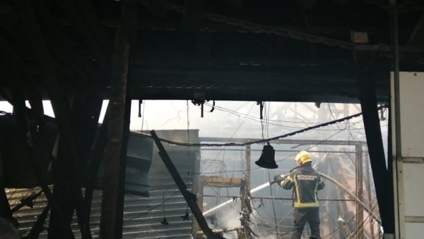 СНИМАК ИЗНУТРА: Све уништено, ватра и даље тиња - ватрогасци гасе жаришта унутар самог кинеског тржног центра (ВИДЕО/ФОТО) СНИМАК ИЗНУТРА: Све уништено, ватра и даље тиња - ватрогасци гасе жаришта унутар самог кинеског тржног центра (ВИДЕО/ФОТО)