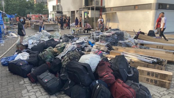 СВЕ СМРДИ И МОКРО ЈЕ: Кинези очајни планирају да оду, све што су имали уништено је(ФОТО/ВИДЕО) СВЕ СМРДИ И МОКРО ЈЕ: Кинези очајни планирају да оду, све што су имали уништено је(ФОТО/ВИДЕО)