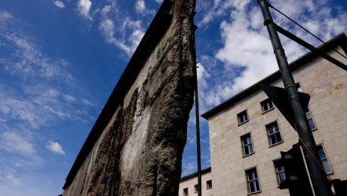 DOK SAD GRADI NOVI ZID, MEKSIKANCI ISKORISTILI STARI: Ostaci Berlinskog zida osvanuli na granici