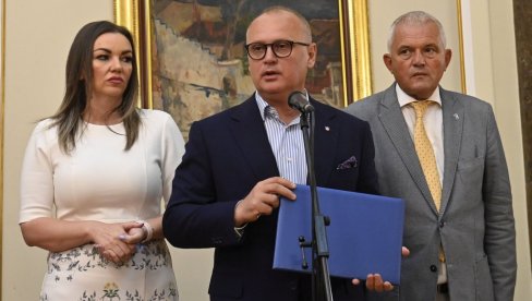 GRAĐANE NIKAD NEĆEMO OSTAVITI NA CEDILU: Goran Vesić uručio ključeve za privremeno stanovanje stanarima Vidovdanske (FOTO) GRAĐANE NIKAD NEĆEMO OSTAVITI NA CEDILU: Goran Vesić uručio ključeve za privremeno stanovanje stanarima Vidovdanske (FOTO)