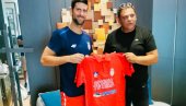 POKLON ZA NAJBOLJEG TENISERA: Novaku dobio majicu sportskog kampa Srbija te zove 2021 POKLON ZA NAJBOLJEG TENISERA: Novaku dobio majicu sportskog kampa Srbija te zove 2021