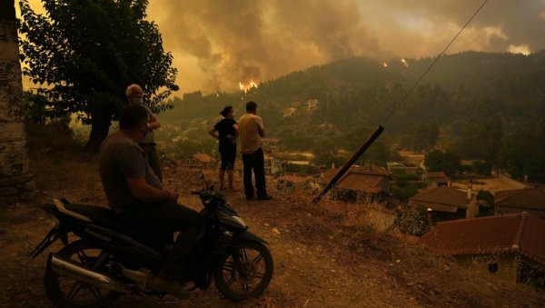 НА ЕВИЈИ ИЗБИО НОВИ ПОЖАР: Ватра букнула јужно од већ разореног подручја НА ЕВИЈИ ИЗБИО НОВИ ПОЖАР: Ватра букнула јужно од већ разореног подручја