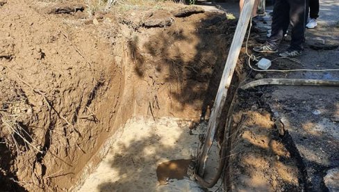 SLAVINE SUVE DO 14 ČASOVA: Havarija na vodovodu u Sremskoj Kamenici SLAVINE SUVE DO 14 ČASOVA: Havarija na vodovodu u Sremskoj Kamenici