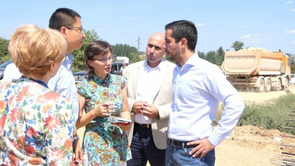 ПИЋЕМО ВОДУ ИЗ РЕКА: Томислав Момировић у Лајковцу ПИЋЕМО ВОДУ ИЗ РЕКА: Томислав Момировић у Лајковцу