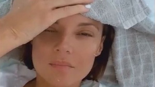 СЛАВИЦА ЋУКТЕРАШ ВЕЋ 12 ДАНА У БОЛНИЦИ: Ево не могу више и не знам шта ћу (ФОТО) СЛАВИЦА ЋУКТЕРАШ ВЕЋ 12 ДАНА У БОЛНИЦИ: Ево не могу више и не знам шта ћу (ФОТО)