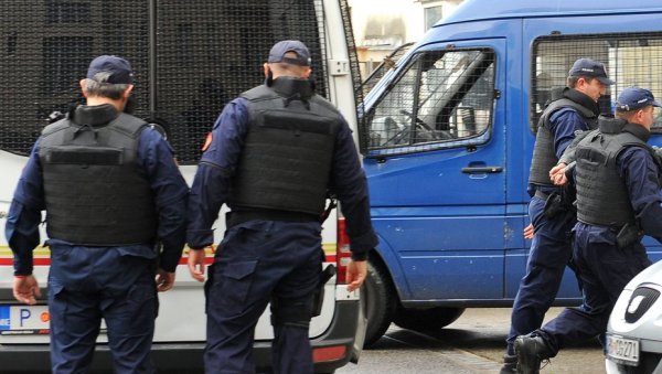 ПОЛИЦИЈА ПРОНАШЛА ОРУЖЈЕ И ДРОГУ: Хапшење у Беранама, приведен мушкарац (35) ПОЛИЦИЈА ПРОНАШЛА ОРУЖЈЕ И ДРОГУ: Хапшење у Беранама, приведен мушкарац (35)