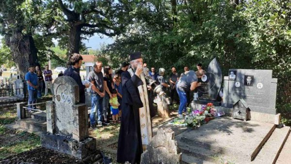 УБИЦЕ НЕПОЗНАТЕ И ПОСЛЕ 18 ГОДИНА: У Гораждевцу служен парастос дечацима које су албански терористи убили на Бистрици УБИЦЕ НЕПОЗНАТЕ И ПОСЛЕ 18 ГОДИНА: У Гораждевцу служен парастос дечацима које су албански терористи убили на Бистрици
