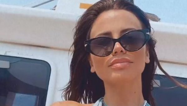 ОБНАЖИЛА СЕ МИЛИЦА ПАВЛОВИЋ: Позирала у кади и показала заносно тело (ФОТО) ОБНАЖИЛА СЕ МИЛИЦА ПАВЛОВИЋ: Позирала у кади и показала заносно тело (ФОТО)