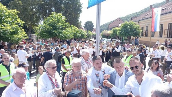 ГУЧА ЈЕ СВЕТСКИ ФЕНОМЕН: У драгачевској престоници свечаним подизањем заставе и званично почео јубиларни 60. Сабор трубача (ФОТО) ГУЧА ЈЕ СВЕТСКИ ФЕНОМЕН: У драгачевској престоници свечаним подизањем заставе и званично почео јубиларни 60. Сабор трубача (ФОТО)