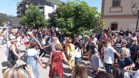 KATANAC ZBOG RAČUNA: Poreznici kontrolisali izlagače na manifestacijama KATANAC ZBOG RAČUNA: Poreznici kontrolisali izlagače na manifestacijama