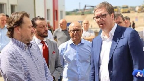 PREDAJA NIJE OPCIJA! Vučević sa Vučićem obišao kovid bolnicu u Novom Sadu - Mi ne čekamo, već smo reagovali na vreme (FOTO) PREDAJA NIJE OPCIJA! Vučević sa Vučićem obišao kovid bolnicu u Novom Sadu - Mi ne čekamo, već smo reagovali na vreme (FOTO)