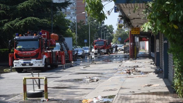 ВАТРОГАСЦИ И ДАЉЕ ДЕЖУРАЈУ У БЛОКУ 70: Велики опрез након стравичног пожара који је избио у четвртак (ФОТО/ВИДЕО) ВАТРОГАСЦИ И ДАЉЕ ДЕЖУРАЈУ У БЛОКУ 70: Велики опрез након стравичног пожара који је избио у четвртак (ФОТО/ВИДЕО)