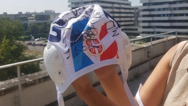 ЗЛАТНИ ДЕЛФИНИ ЗА МАЛОГ БОШКА: Нова хуманитарна лицитација - Капица са потписима српских ватерполиста на лицитацији (ФОТО) ЗЛАТНИ ДЕЛФИНИ ЗА МАЛОГ БОШКА: Нова хуманитарна лицитација - Капица са потписима српских ватерполиста на лицитацији (ФОТО)