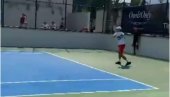 IVER NE PADA DALEKO OD KLADE: Sin Stefan trenirao tatu Novaka Đokovića (VIDEO) IVER NE PADA DALEKO OD KLADE: Sin Stefan trenirao tatu Novaka Đokovića (VIDEO)