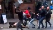 РАТ РУЖА: Жестока туча навијача Манчестера и Лидса пред дерби (ВИДЕО) РАТ РУЖА: Жестока туча навијача Манчестера и Лидса пред дерби (ВИДЕО)