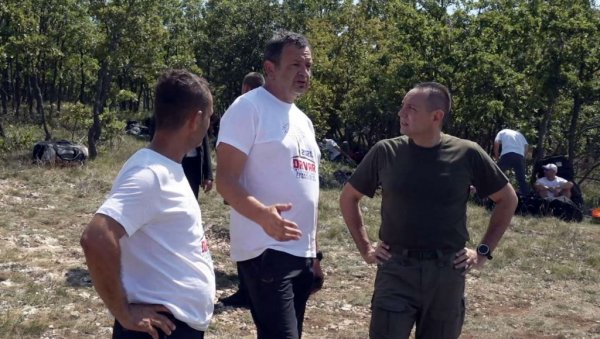 ПРОМЕНА ДЕЈТОНА АПСОЛУТНО НЕПРИХВАТЉИВА: Министар полиције Вулин у Дрвару са колегом из РС Лукачем и представницима Срба повратника ПРОМЕНА ДЕЈТОНА АПСОЛУТНО НЕПРИХВАТЉИВА: Министар полиције Вулин у Дрвару са колегом из РС Лукачем и представницима Срба повратника