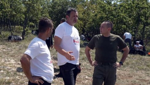 ПРОМЕНА ДЕЈТОНА АПСОЛУТНО НЕПРИХВАТЉИВА: Министар полиције Вулин у Дрвару са колегом из РС Лукачем и представницима Срба повратника ПРОМЕНА ДЕЈТОНА АПСОЛУТНО НЕПРИХВАТЉИВА: Министар полиције Вулин у Дрвару са колегом из РС Лукачем и представницима Срба повратника