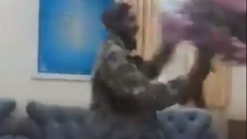 ДОК ПАДАЈУ БОМБЕ ОН ПЛЕШЕ: Вирални снимак - талибан ђуска са букетом цвећа (ВИДЕО) ДОК ПАДАЈУ БОМБЕ ОН ПЛЕШЕ: Вирални снимак - талибан ђуска са букетом цвећа (ВИДЕО)