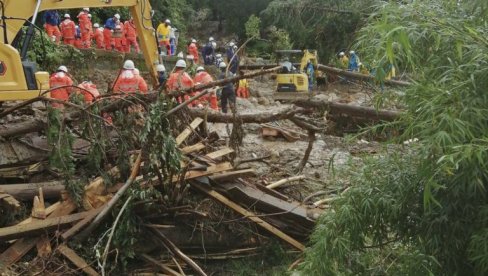 POPLAVE ODNELE ČETIRI ŽIVOTA: Japanci tragaju za nestalim sugrađanima - bujice vode izazvale klizišta POPLAVE ODNELE ČETIRI ŽIVOTA: Japanci tragaju za nestalim sugrađanima - bujice vode izazvale klizišta