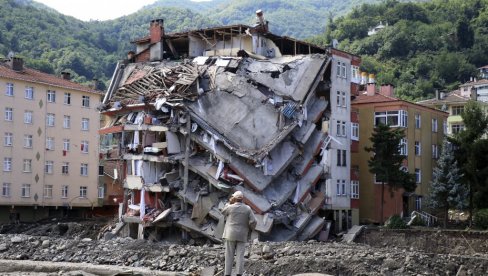 PRIZORI KATASTROFE U TURSKOJ: Najmanje 58 ljudi izgubilo živote u poplavama na severu zemlje (FOTO) PRIZORI KATASTROFE U TURSKOJ: Najmanje 58 ljudi izgubilo živote u poplavama na severu zemlje (FOTO)