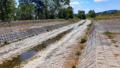 U DELU OPŠTINE MIONICA VANREDNA SITUACIJA ZBOG SUŠE: Šest sela bez vode, stižu cisterne U DELU OPŠTINE MIONICA VANREDNA SITUACIJA ZBOG SUŠE: Šest sela bez vode, stižu cisterne