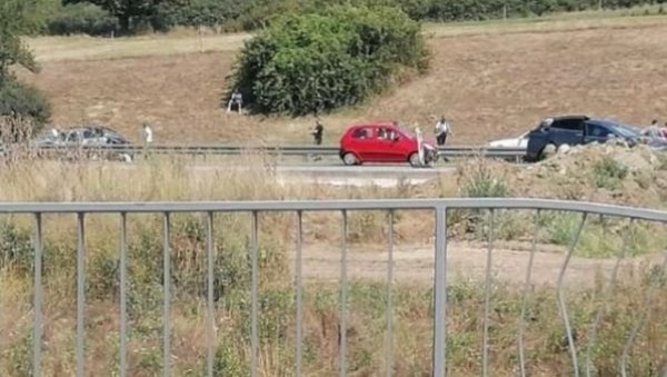 ПРВЕ ФОТОГРАФИЈЕ НЕСРЕЋЕ КОД БУБАЊ ПОТОКА: Један аутомобил пробио банкину, замало завршио у супротној траци (ФОТО) ПРВЕ ФОТОГРАФИЈЕ НЕСРЕЋЕ КОД БУБАЊ ПОТОКА: Један аутомобил пробио банкину, замало завршио у супротној траци (ФОТО)
