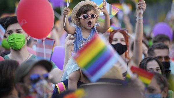 БРИТАНСКИ ТЕЛЕГРАФ ТВРДИ: ЕК усвојила нову стратегију - деца у школама могу да бирају пол