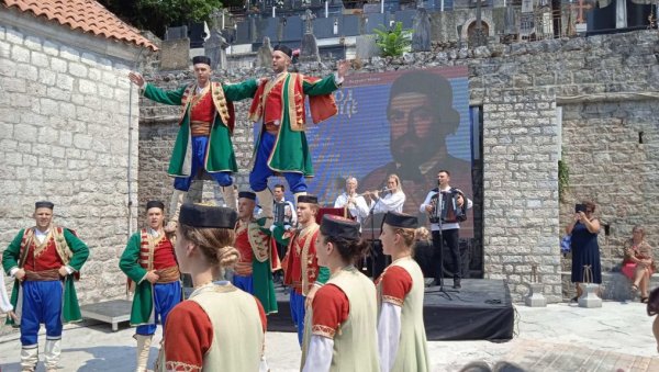 СЕЋАЊЕМ НА ЊЕГОША ОТВОРЕН 8. ТРГ ОД ЋИРИЛИЦЕ: Херцег Нови прославио славу оснивача града (ФОТО) СЕЋАЊЕМ НА ЊЕГОША ОТВОРЕН 8. ТРГ ОД ЋИРИЛИЦЕ: Херцег Нови прославио славу оснивача града (ФОТО)