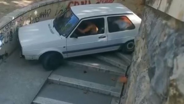 СНИМАК НАСМЕЈАО ЦЕЛУ ЗЕМЉУ: Голфом двојком кренуо низ степенице, ево како се завршио луди маневар (ВИДЕО) СНИМАК НАСМЕЈАО ЦЕЛУ ЗЕМЉУ: Голфом двојком кренуо низ степенице, ево како се завршио луди маневар (ВИДЕО)