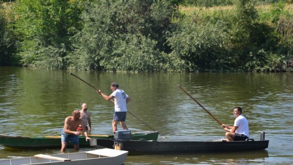 НА МОРАВЦУ СЛАВЕ РЕКУ: “Новости” на јединственој традиционалној манифестацији Трстеник на Морави протеклог викенда НА МОРАВЦУ СЛАВЕ РЕКУ: “Новости” на јединственој традиционалној манифестацији Трстеник на Морави протеклог викенда