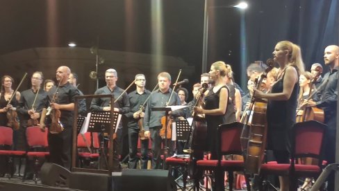 BISERIMA KLASIKE OBASJALI TRG: Vojvođanski simfonijski orkestar u Zrenjaninu (FOTO) BISERIMA KLASIKE OBASJALI TRG: Vojvođanski simfonijski orkestar u Zrenjaninu (FOTO)