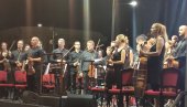 БИСЕРИМА КЛАСИКЕ ОБАСЈАЛИ ТРГ: Војвођански симфонијски оркестар у Зрењанину (ФОТО) БИСЕРИМА КЛАСИКЕ ОБАСЈАЛИ ТРГ: Војвођански симфонијски оркестар у Зрењанину (ФОТО)