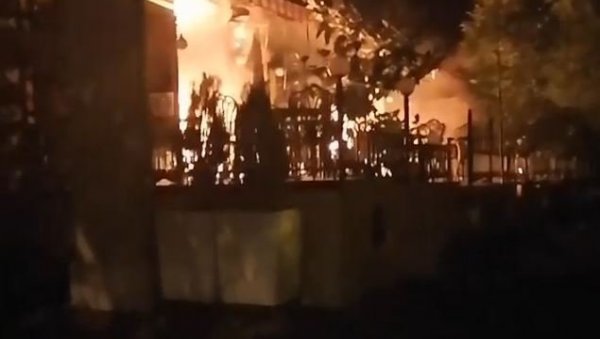 ПОЖАР У НОВОМ САДУ: Запалио се кафић - пламен прогутао башту ПОЖАР У НОВОМ САДУ: Запалио се кафић - пламен прогутао башту
