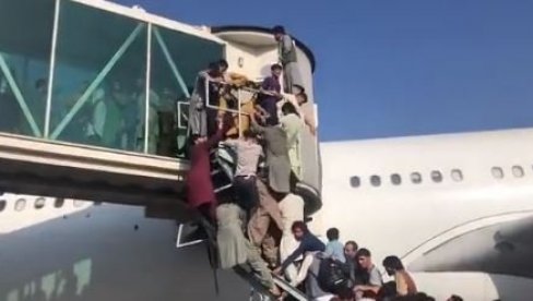 НАЈМАЊЕ ПЕТОРО МРТВИХ НА АЕРОДРОМУ У КАБУЛУ: Стотине њих покушавали да се укрцају у авионе, амерички војници пуцали у ваздух (ВИДЕО) НАЈМАЊЕ ПЕТОРО МРТВИХ НА АЕРОДРОМУ У КАБУЛУ: Стотине њих покушавали да се укрцају у авионе, амерички војници пуцали у ваздух (ВИДЕО)